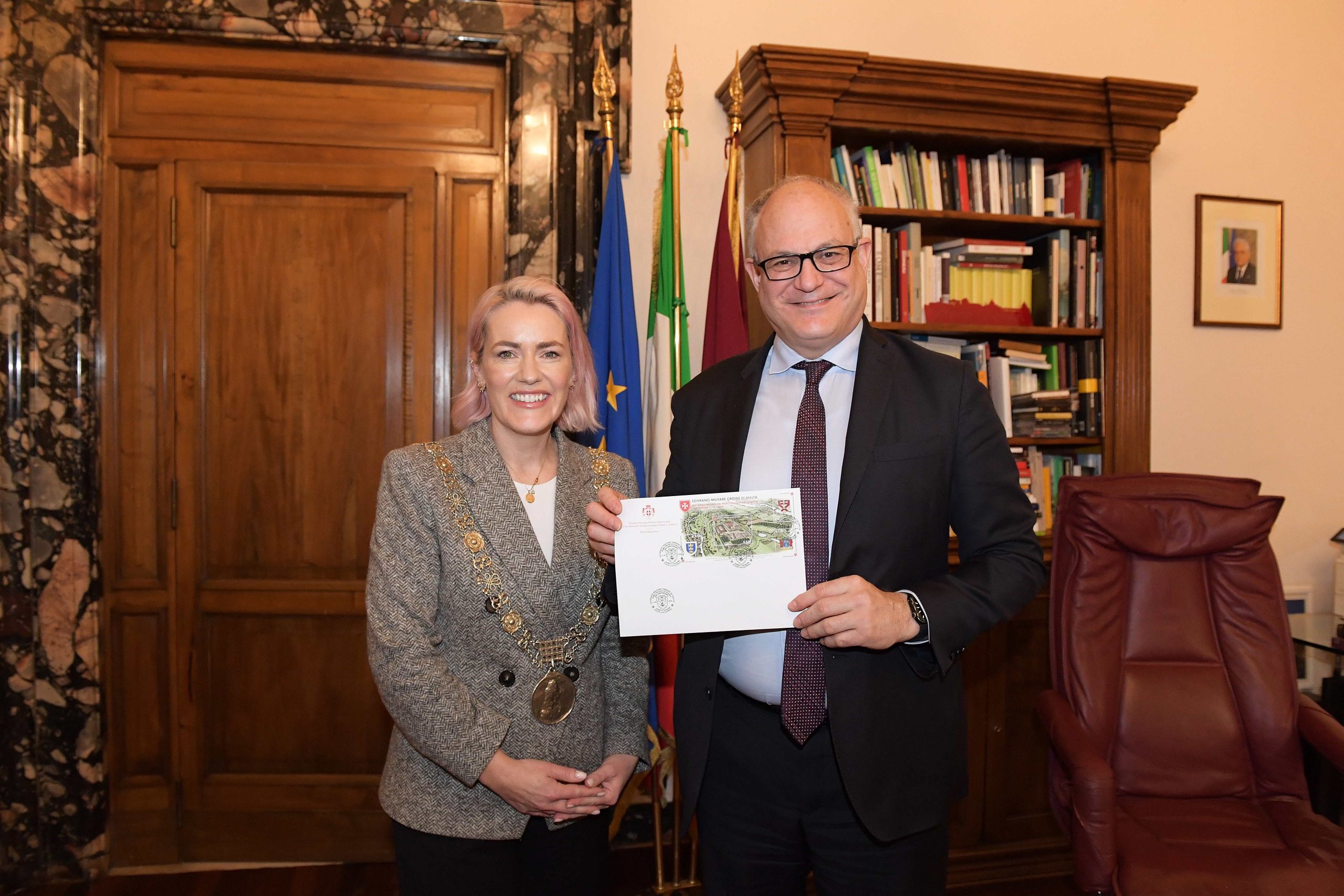 Il Sindaco di Dublino in visita a Roma offre in dono al Sindaco di Roma l’emissione postale dell’Ordine di Malta, dedicata all’850° anniversario dell’istituzione del primo Priorato dell’Ordine in Irlanda
